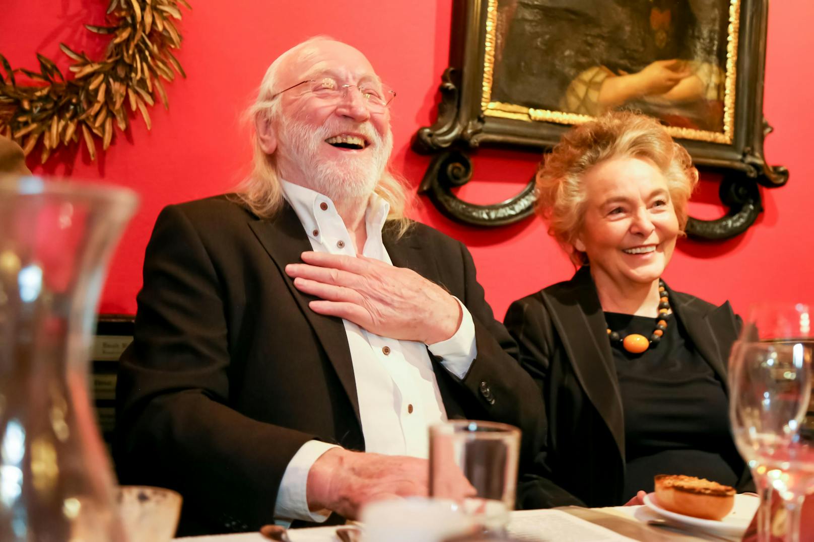 60 Jahre auf der Bühne wurden 2017 ausgiebig im Marchfelderhof gefeiert: Merkatz wurde die Ehrenmitgliedschaft des Österreichischen Theaterclubs verliehen (im Bild mit Gattin Martha)