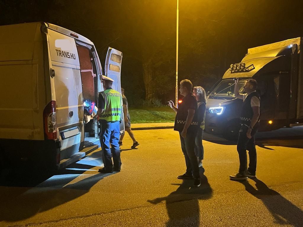 Das Bundeskriminalamt leitete die Action in Österreich, wo 2.260 Personen und 1.355 Fahrzeuge kontrolliert sowie 17 Personen festgenommen wurden, die meisten davon mutmaßliche Schlepper.