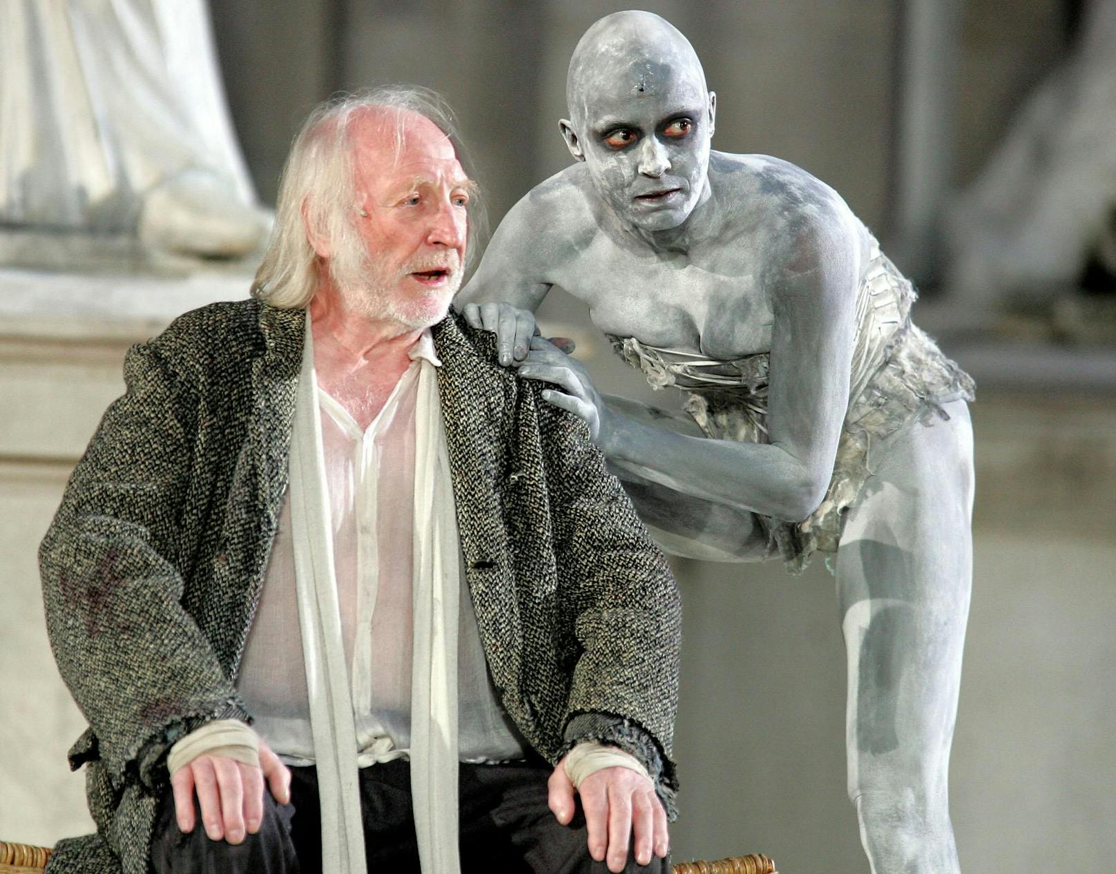 "Jedermann" 2005: Karl Merkatz als "Gott der Herr" und <strong>Ulrike Folkerts</strong> in der Rolle des "Tod" im Rahmen der Salzburger Festspiele am Domplatz.
