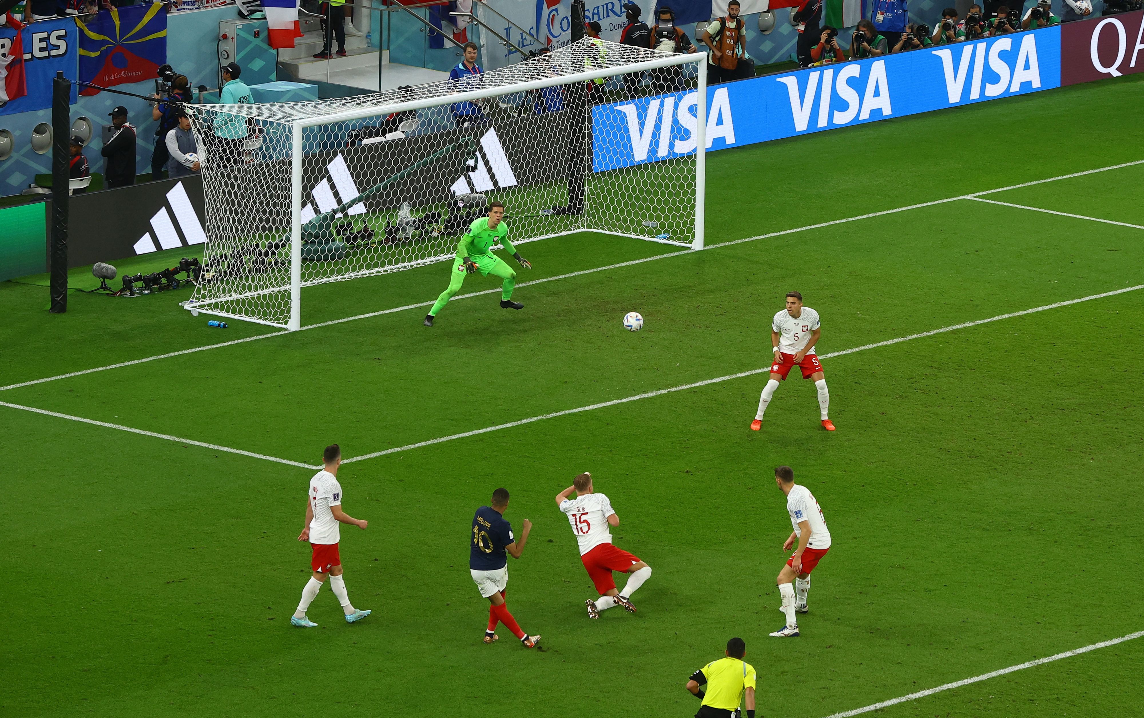 Hier knallt Mbappe den Ball ins rechte Kreuzeck.