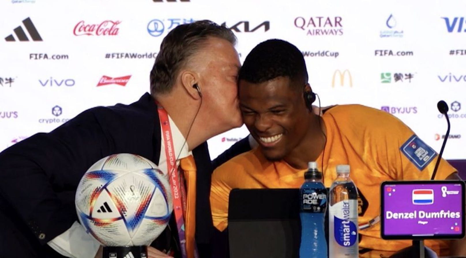 Niederlande-Teamchef Van Gaal küsst seinen Matchwinner