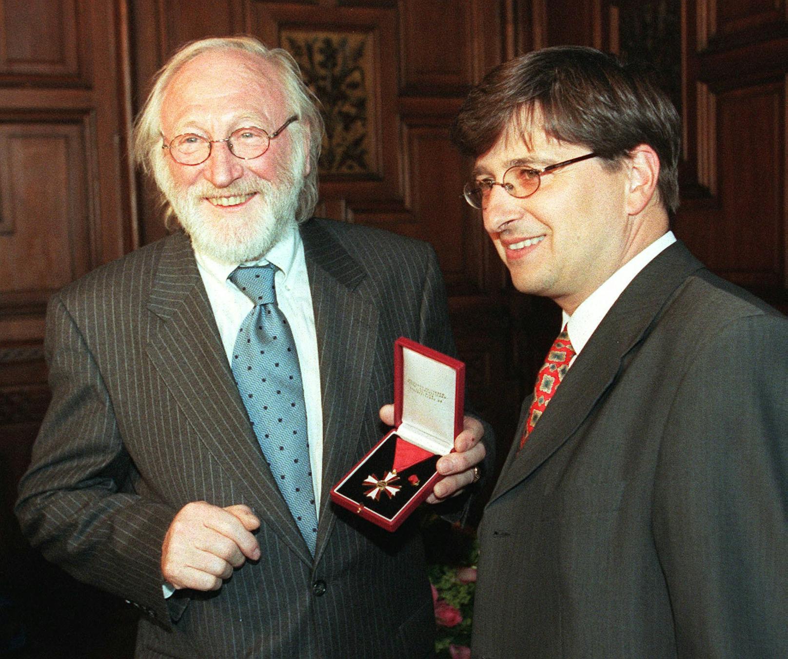 1999 bekam Karl Merkatz von Kulturstaatssekretär Peter Wittmann das "Österreichische Ehrenkreuz für Wissenschaft und Kunst" verliehen.