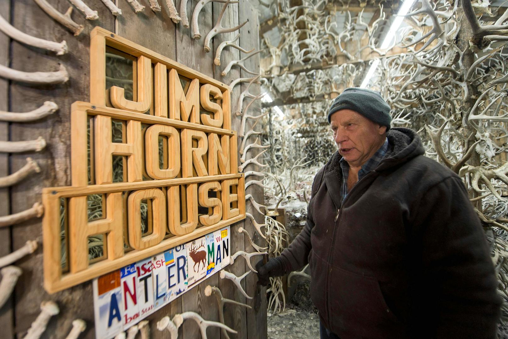Seit er 10 Jahre ist, sammelt Jim Phillips Hörner. Hier steht er vor seinem "Horn House" in Montana, USA. 