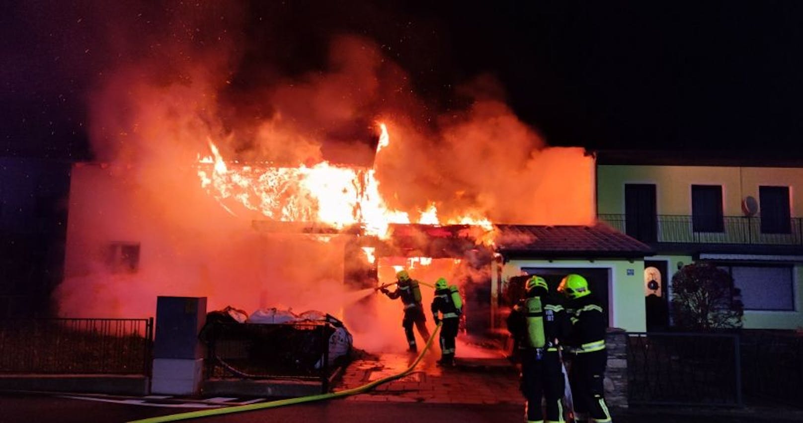 Wohnhausbrand in Tulln: Die Feuerwehr im Löscheinsatz
