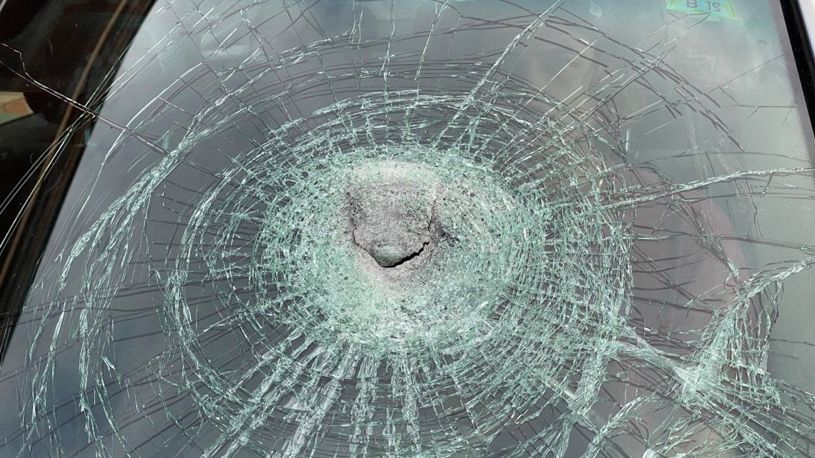 Der etwa faustgroße Stein traf das Auto einer 57-Jährigen und beschädigte die Windschutzscheibe. (Symbolbild)