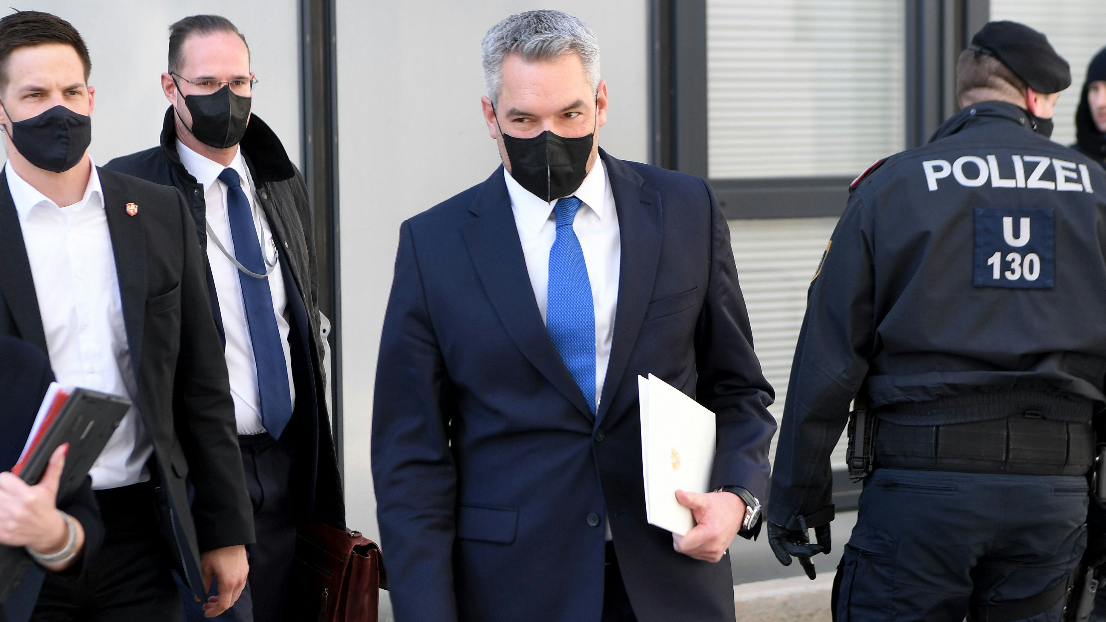 Der als Zeuge geladene Bundeskanzler Karl Nehammer (ÖVP) vor Beginn seiner Befragung im parlamentarischen ÖVP-Korruptions-U-Ausschuss.