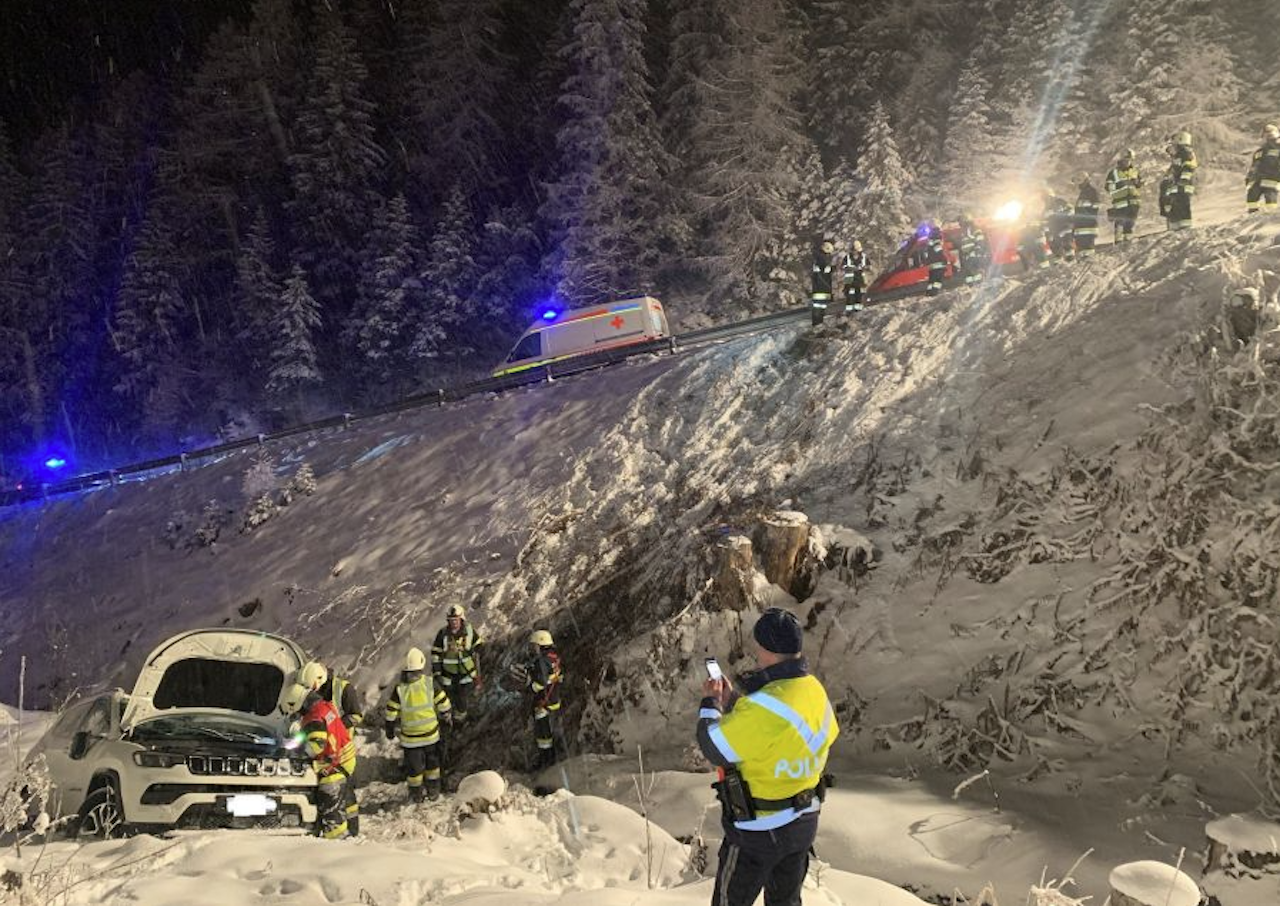 Heute.at - Jeep stürzt 20 Meter über Böschung – zwei Verletzte