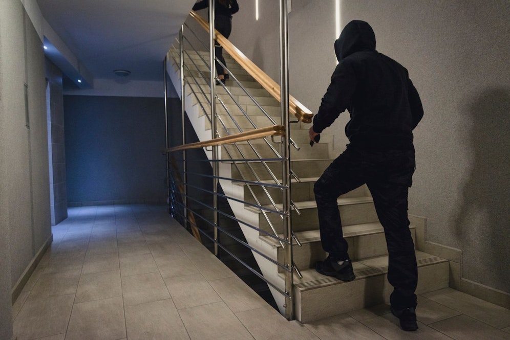 Die beiden Täter klopften in Sturmhauben an die Wohnungstür des 21-Jährigen. (Symbolbild)