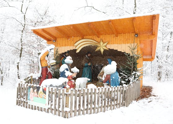 Auch dieses Jahr gibt es wieder die lebensgroße Krippe im Lainzer Tiergarten. Derzeit aber noch ohne weiße Schneehaube.
