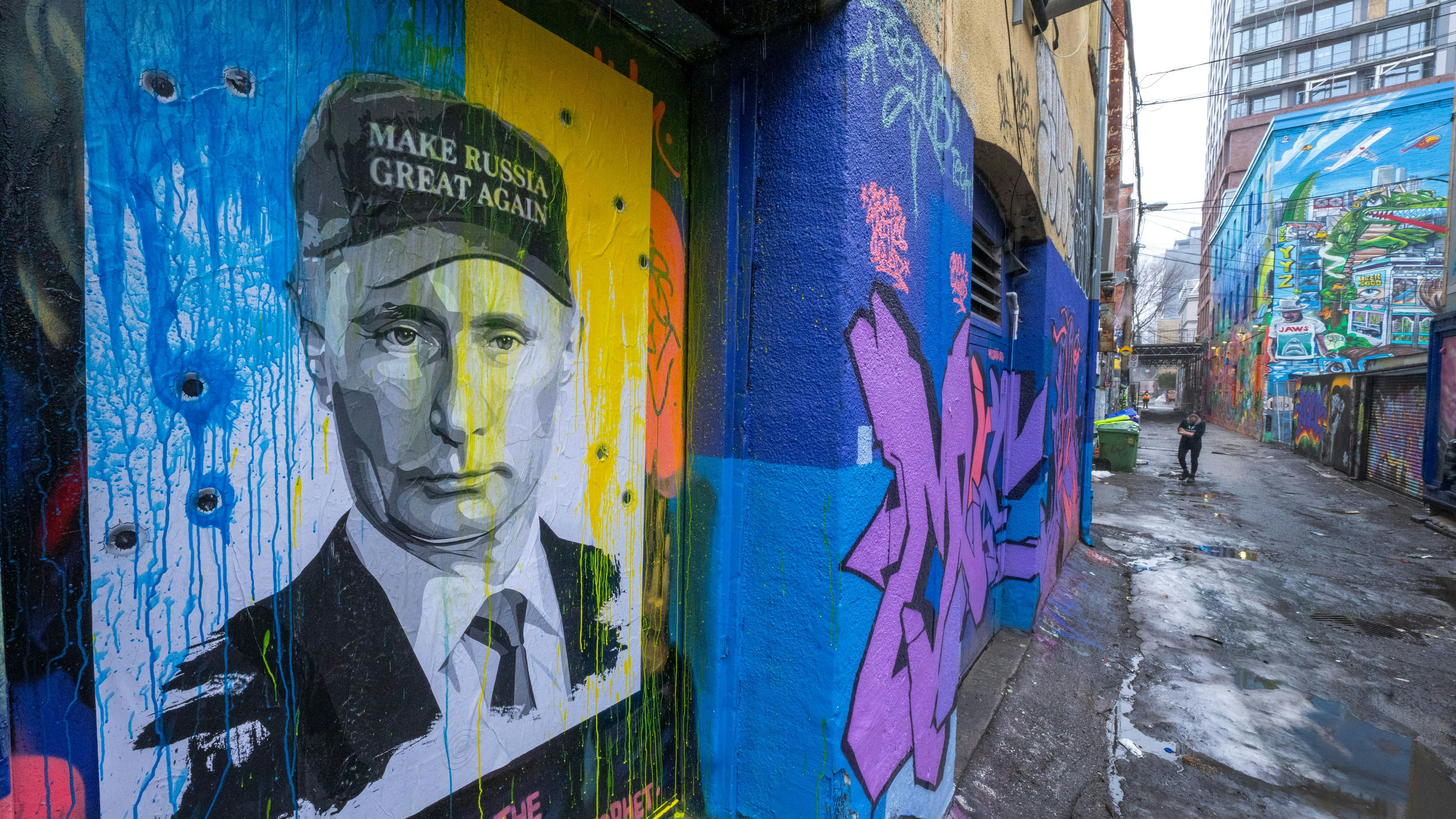 Download von www.picturedesk.com am 04.12.2022 (13:34).  A poster of Russian President Vladimir Putin painted in Ukrainian colours in Graffiti Alley in Toronto on Monday, March 7, 2022. (Frank Gunn/The Canadian Press via AP) - 20220307_PD10361 - Rechteinfo: Rights Managed (RM)