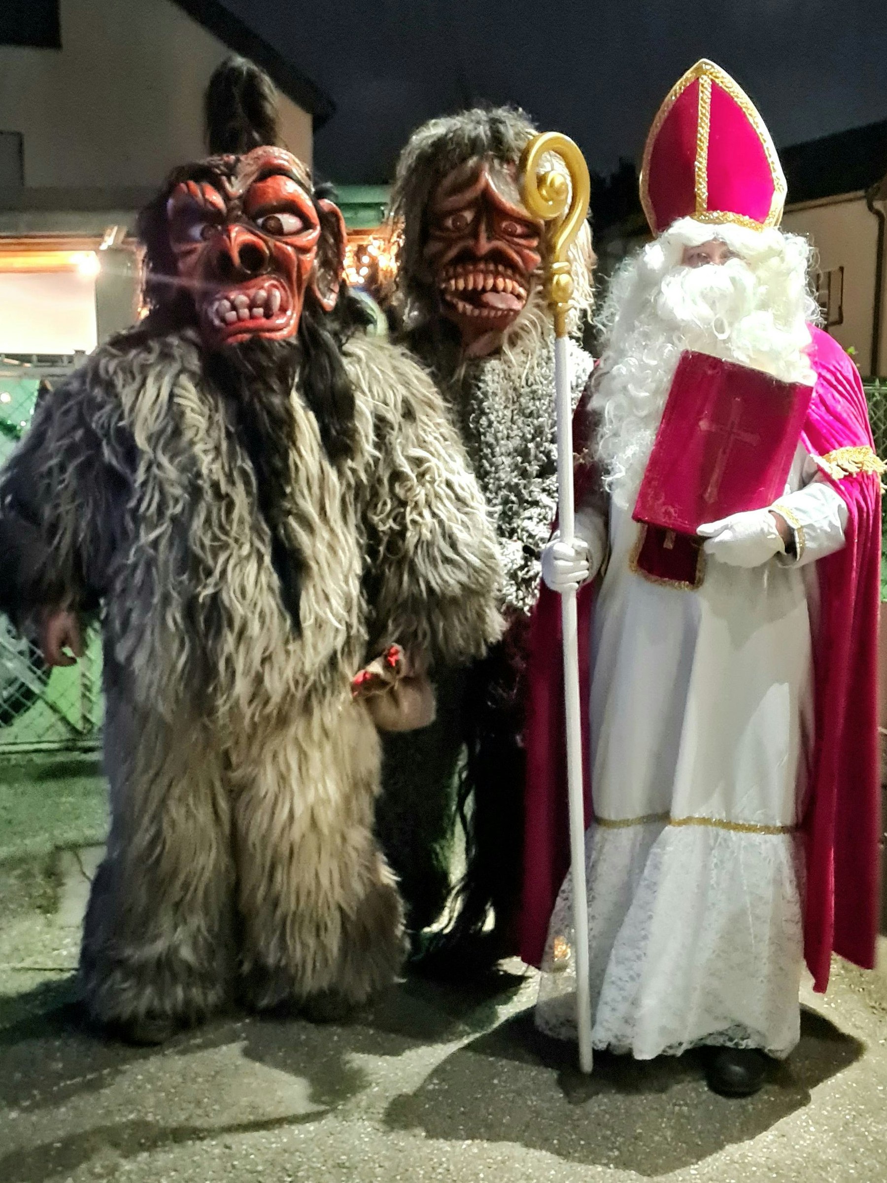 Der Nikolo mit seinen Gesellen ließ die die Kinderaugen leuchten.