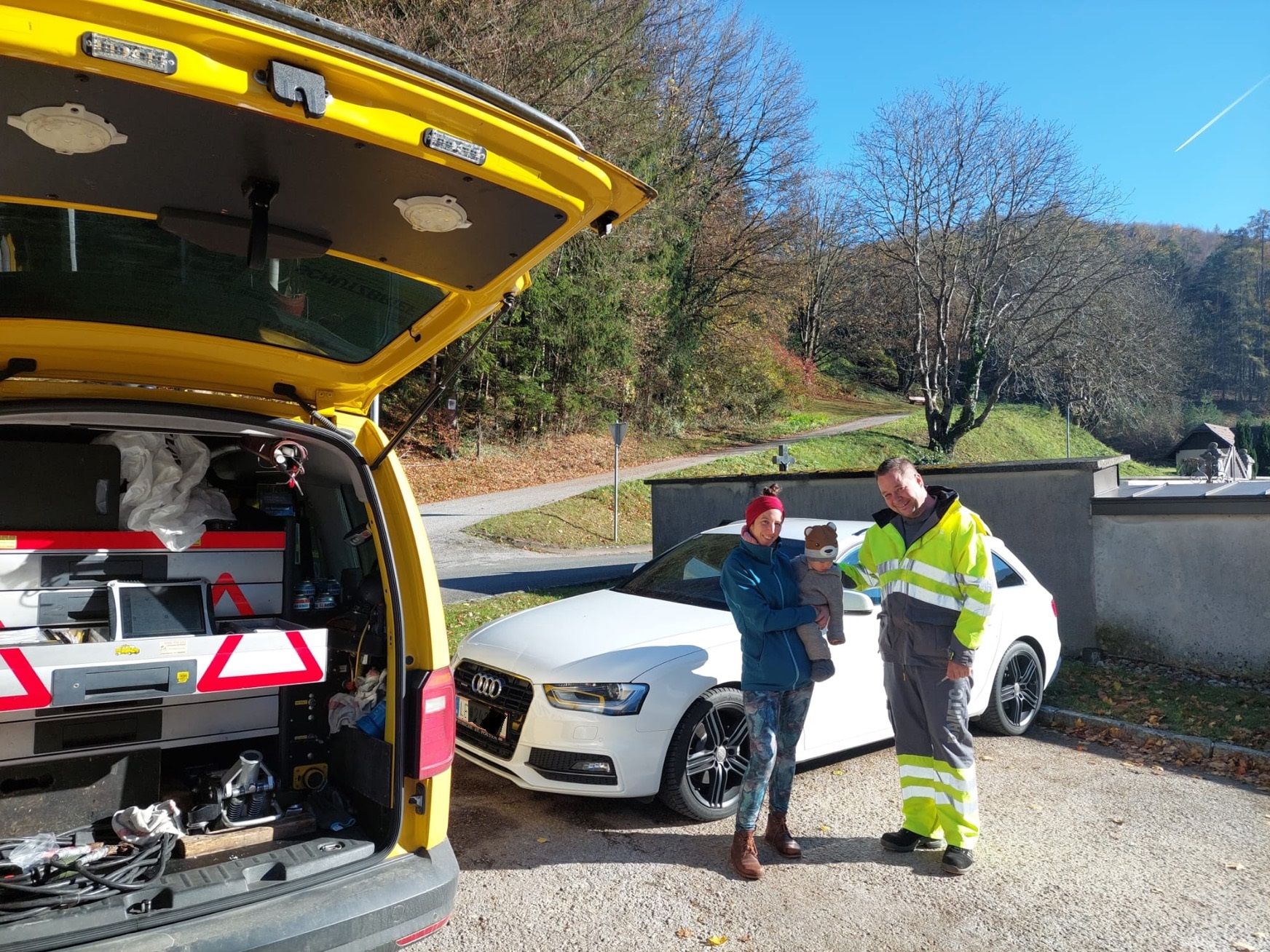 Pannenhelfer befreit Kind aus versperrtem Auto