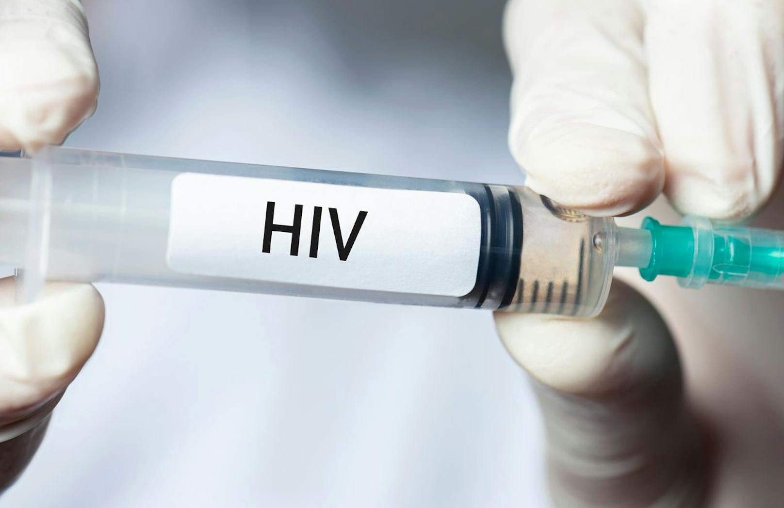 Forscher versuchen seit fast 40 Jahren, einen <a data-li-document-ref="100176706" href="https://www.heute.at/s/warum-es-noch-immer-keinen-impfstoff-gegen-hiv-gibt-100176706">HIV-Impfstoff</a> zu entwickeln.