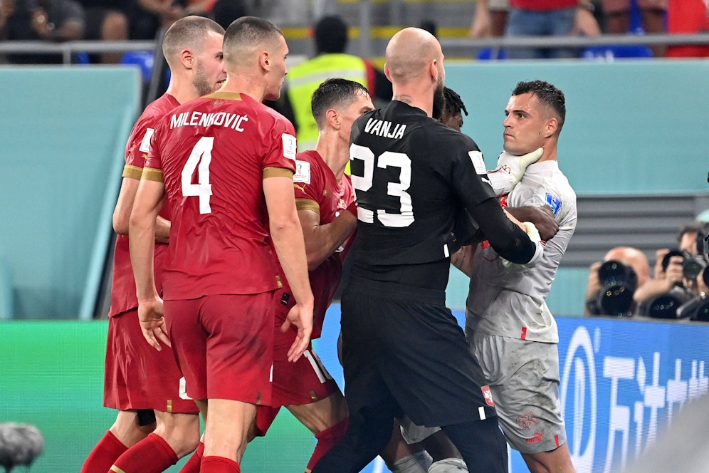 Schweiz-Kapitän Xhaka wird von Serbien-Spielern gewürgt