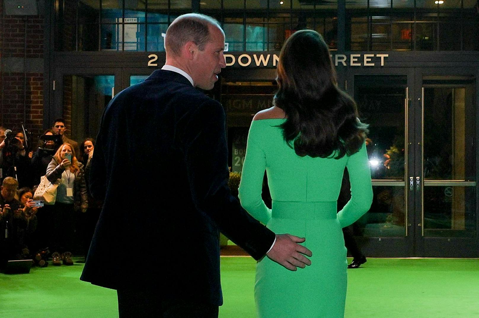 Prinz William kann es sich nicht verkneifen und berührt Kate am Hintern.