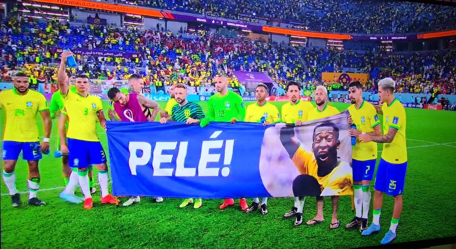 Die Brasilien-Kicker mit einem Pele-Transparent.