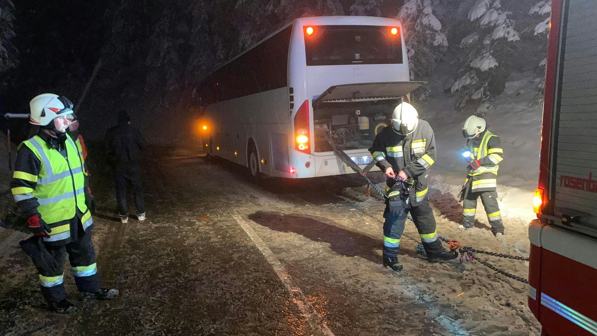 Der Reisebus blieb im Schnee stecken.