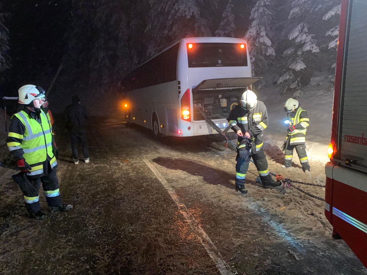 Heute.at - Reisebus aus Kroatien bleibt im Schnee stecken