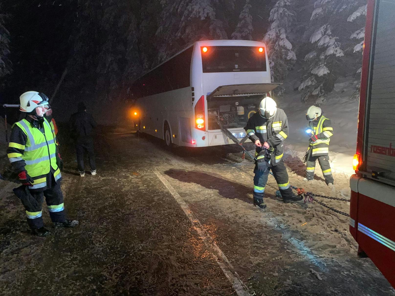 Reisebus aus Kroatien bleibt im Schnee stecken