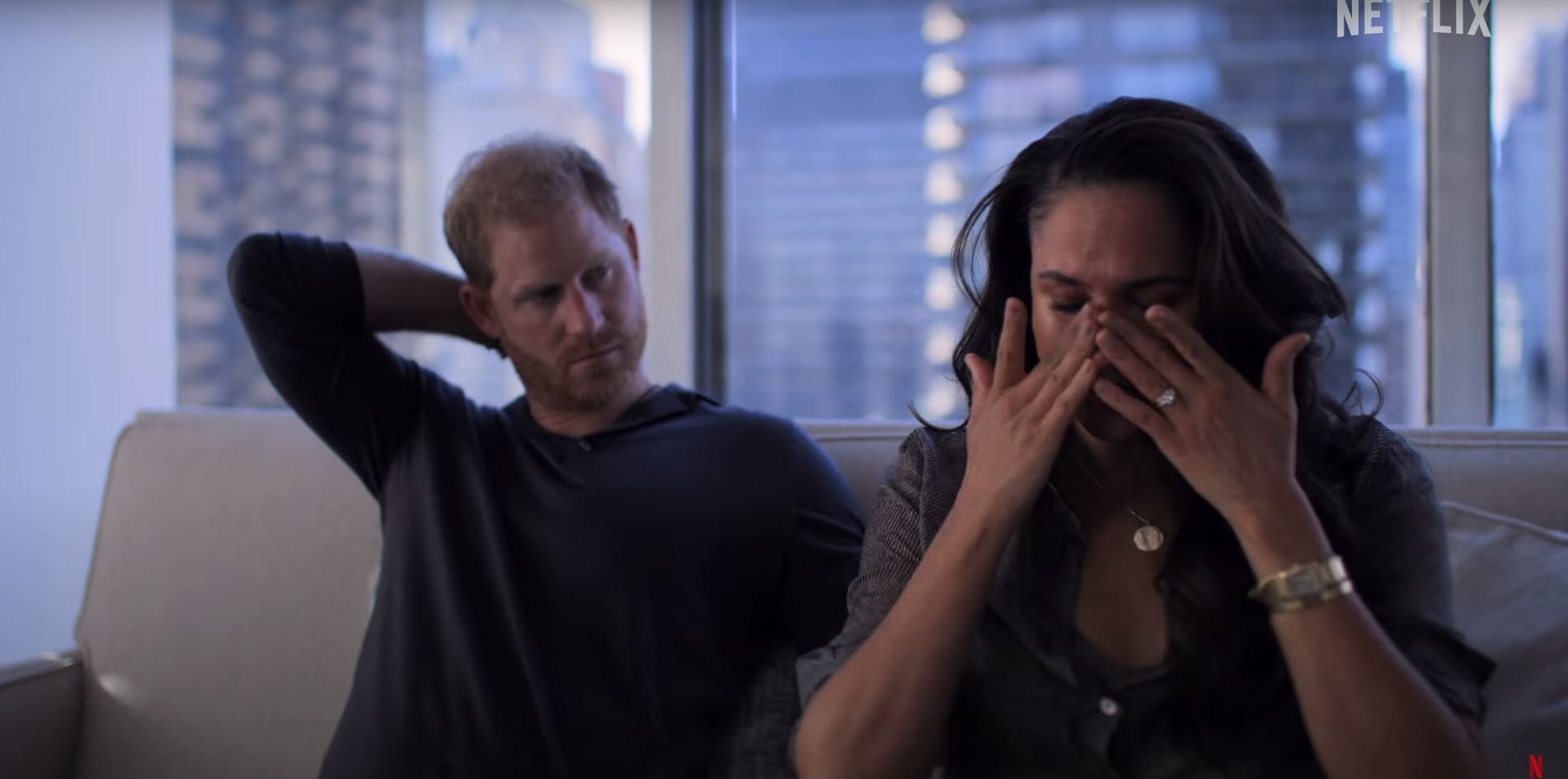 Meghan bricht in Tränen aus.