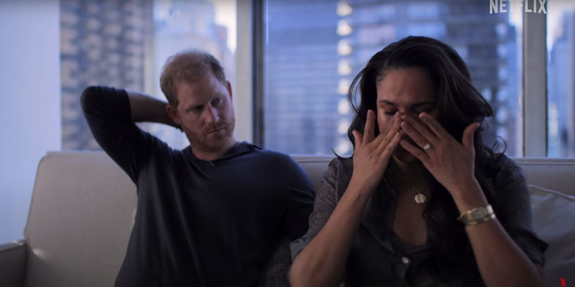 Meghan bricht in Tränen aus.