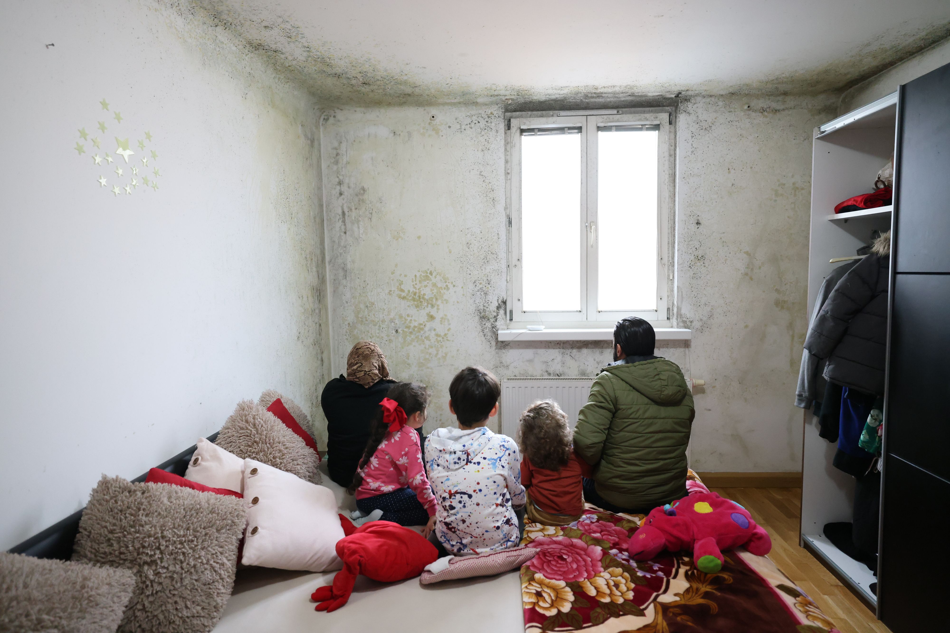 Die fünfköpfige Familie lebt in einer Wohnung voller Schimmel.