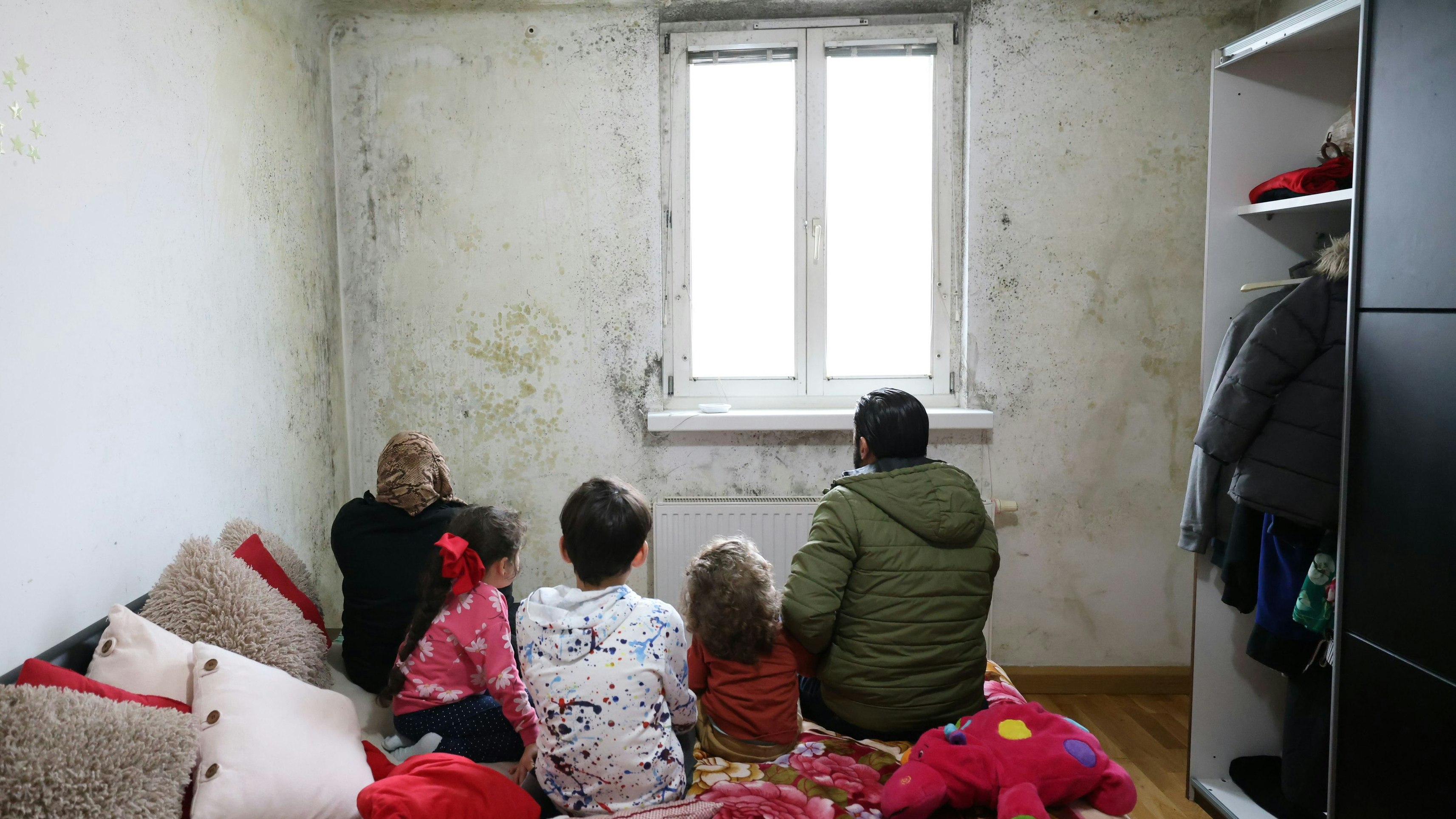 Die fünfköpfige Familie lebt in einer Wohnung voller Schimmel.
