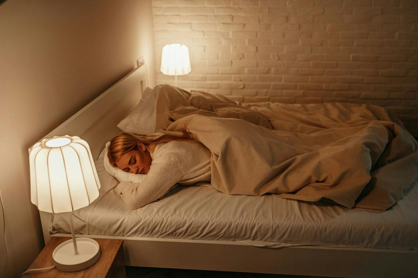 Beim Schlafen sollten so viele Lichtquellen wie möglich aus dem Umfeld geräumt werden.