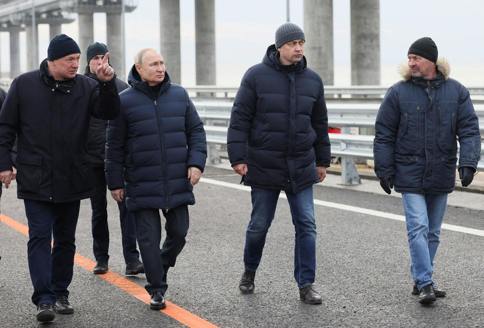Russen-Präsident Wladimir Putin besucht die im Oktober teilweise zerstörte Brücke zur Halbinsel Krim.