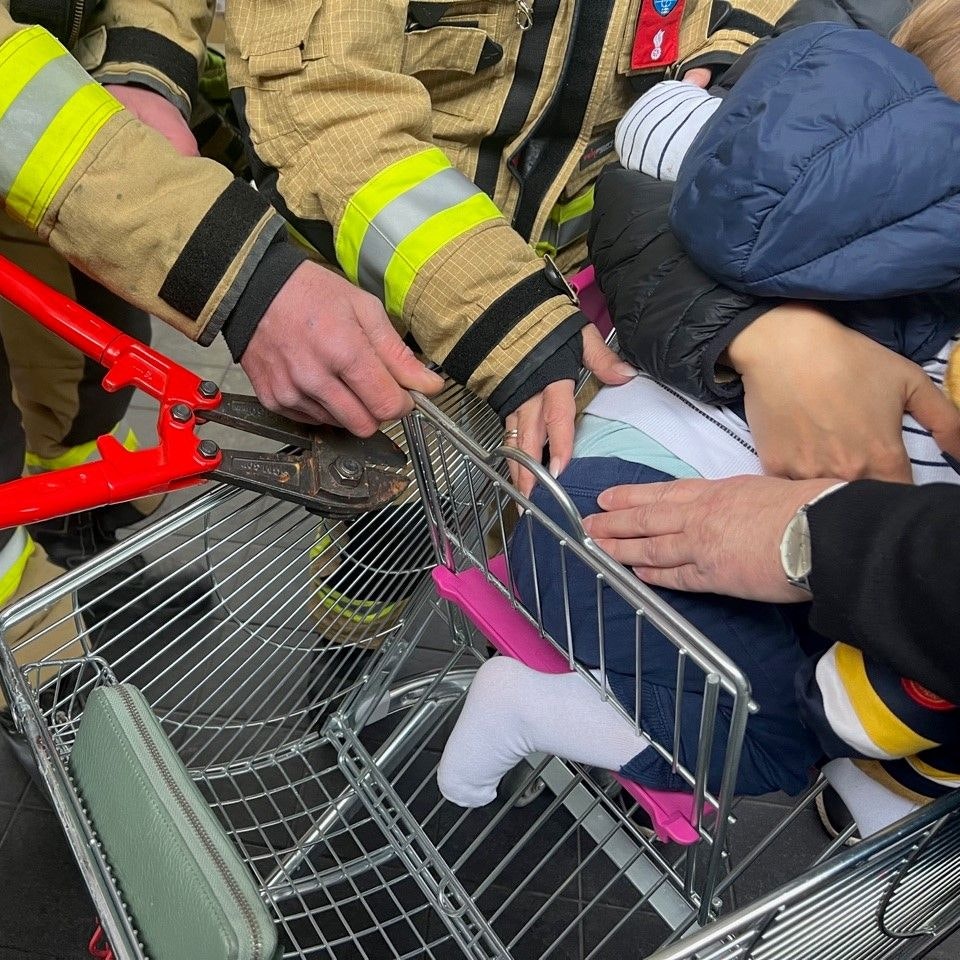 Der Bub steckte mit seinem Fuß im Einkaufswagen fest.