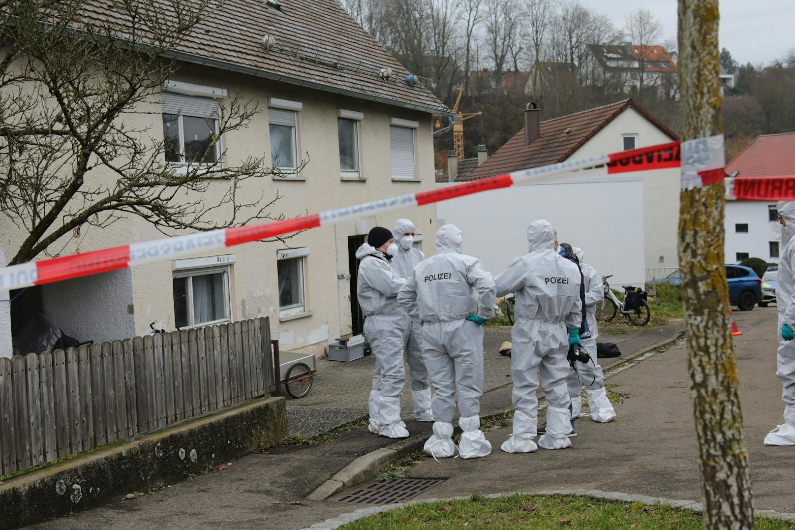 Einsatzkräfte begutachten einen Tatort in Illerkirchberg (Alb-Donau-Kreis). Ein Mann griff dort zwei Mädchen auf dem Schulweg an, ein Kind ist nun tot.