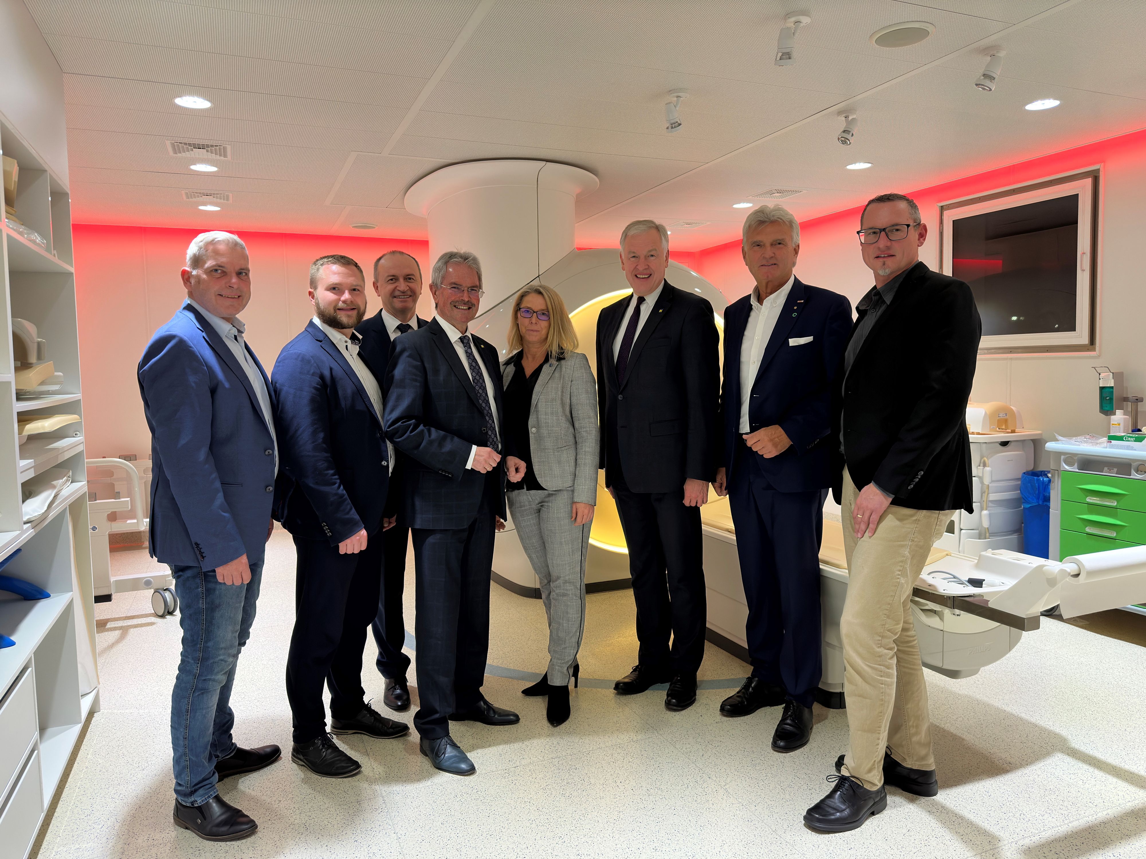Machten sich vom MRT-Angebot im Landesklinikum Mistelbach-Gänserndorf selbst ein Bild (v. l.): Josef Hager, Vizepräsident der Arbeiterkammer Niederösterreich; Erich Stubenvoll, Bürgermeister Mistelbach; Mag. Mag. (FH) Konrad Kogler, Vorstand NÖ Landesgesundheitsagentur; Karl Wilfing, NÖ Landtagspräsident; Mag. Katja Sacher, BSc, Geschäftsführerin der Gesundheit Weinviertel GmbH, NÖ Landesgesundheitsagentur; Martin Eichtinger, Landesrat und NÖGUS-Vorsitzender; Ing. Norbert Fidler und Robert Leitner, Vorsitzende des Landesstellenausschusses der ÖGK in Niederösterreich.