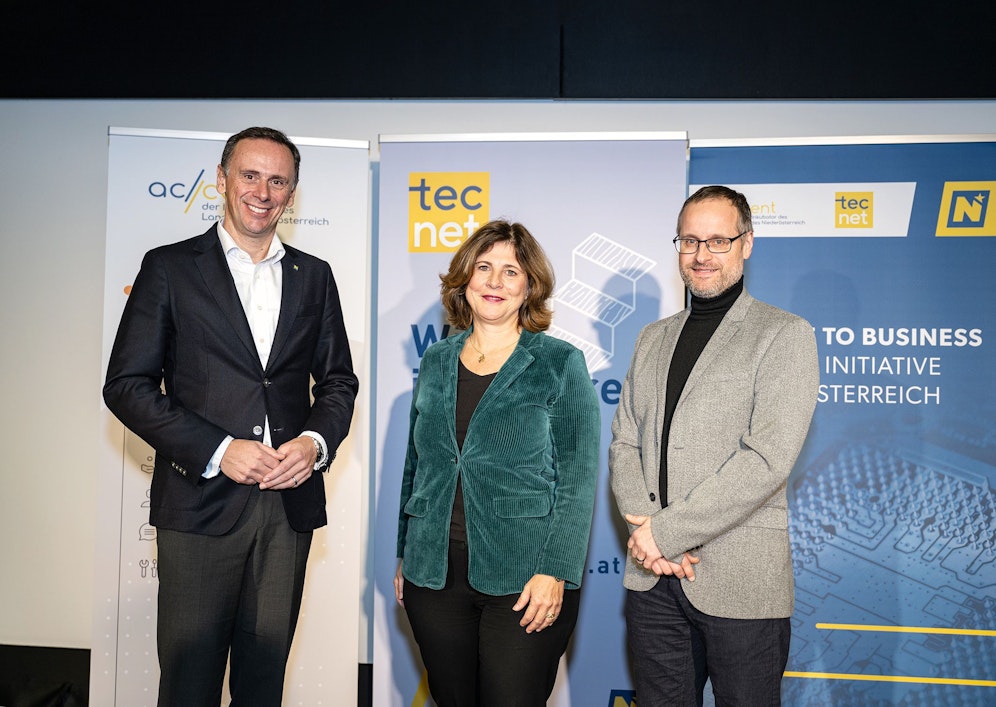 Wirtschaftslandesrat Jochen Danninger (l.), tecnet equity GF Doris Agneter, Lignovations Co-Gründer Martin Miltner