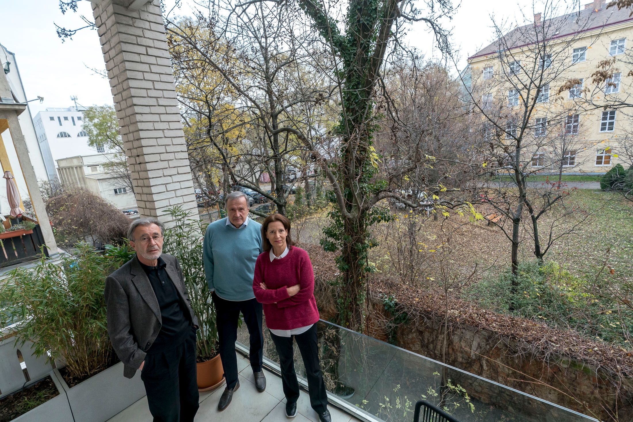 Anrainer Peter Klein (ehemals Ö1 Chef), Osterfestspiel-Intendant Nikolaus Bachler und TV-Journalistin Astrid Rudle vor der Grünfläche.&nbsp;