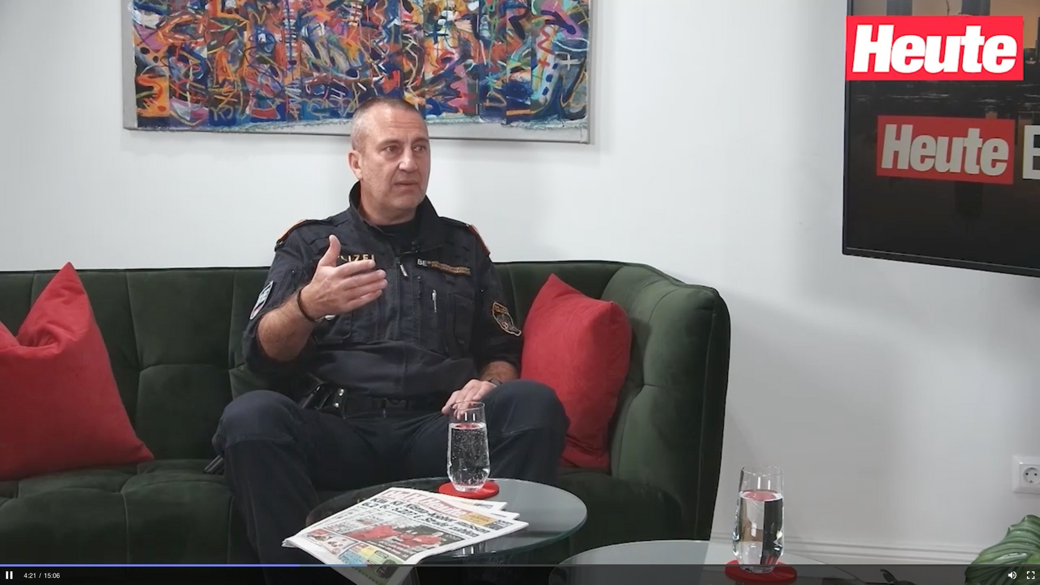 Oberst Manfred Ihle, Chef der Wiener Bereitschaftseinheit, beim Interview mit 