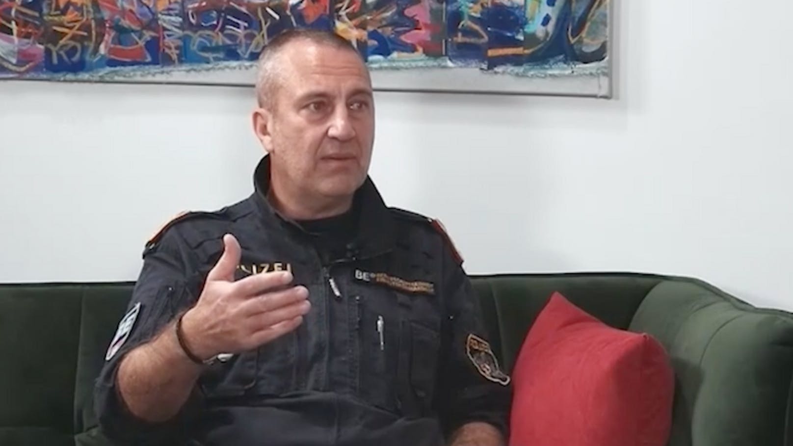 Oberst Manfred Ihle, Chef der Wiener Bereitschaftseinheit, beim Interview mit "Heute".