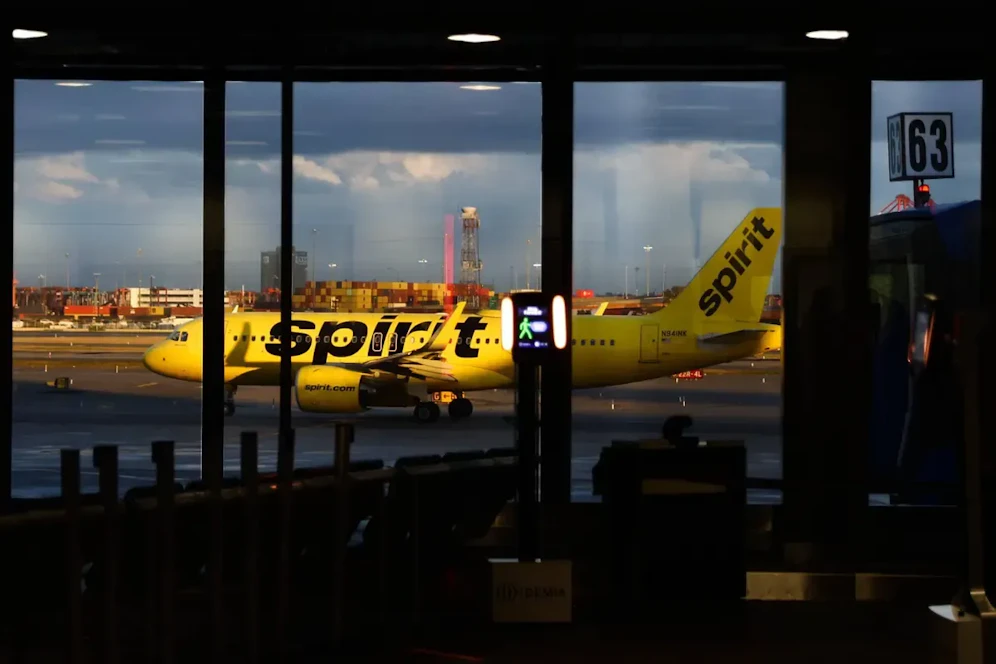 Weil eine 25-Jährige auf einem Flug der amerikanischen Billig-Airline Spirit ausrastete, versuchten sie Hilfssheriffs nach Landung von Bord zu begleiten.