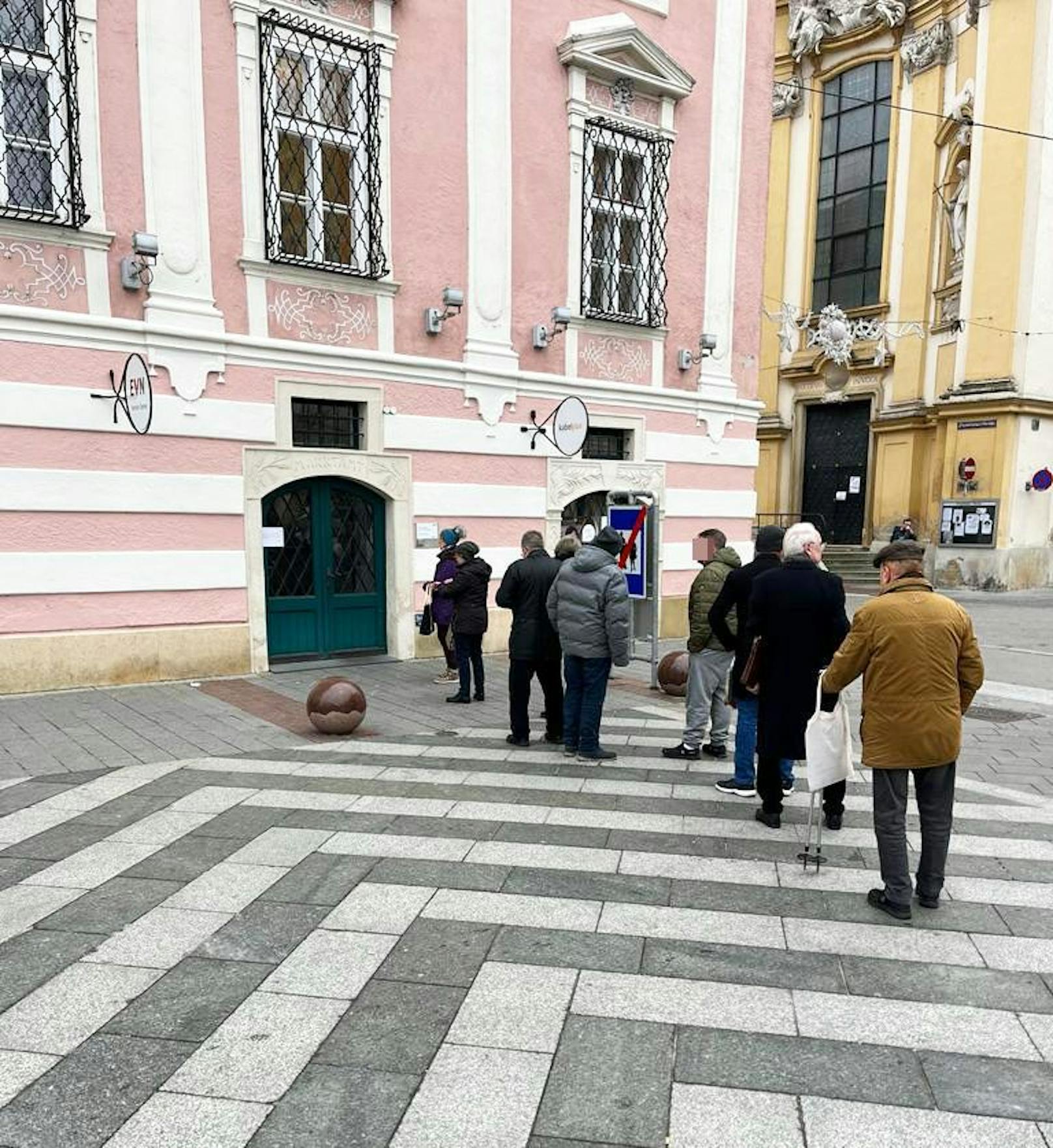 Die Warteschlange vor dem EVN-Service Center in St. Pölten Anfang Dezember.