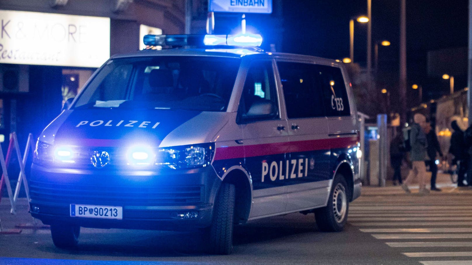 Polizeiauto mit Blaulicht bei Nacht in Wien.