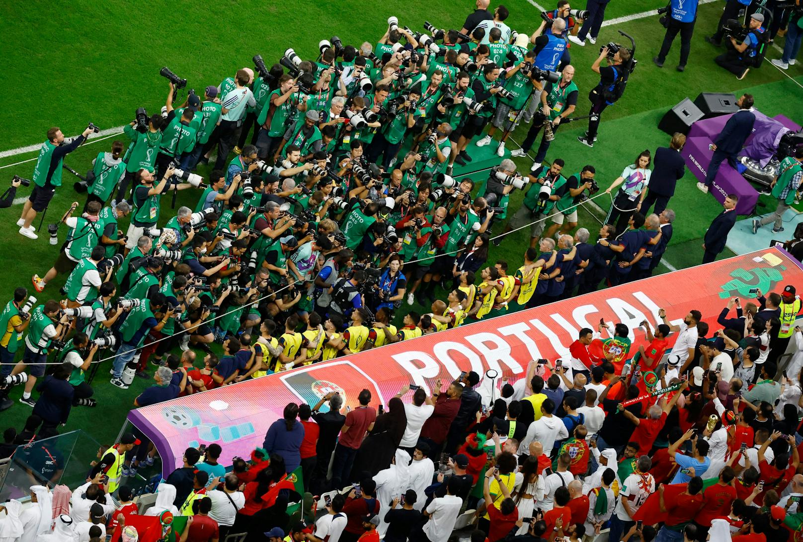 Die Fotografen der internationalen Presse interessieren sich bei der Portugal-Hymne nur für "Bankerldrücker" Ronaldo.