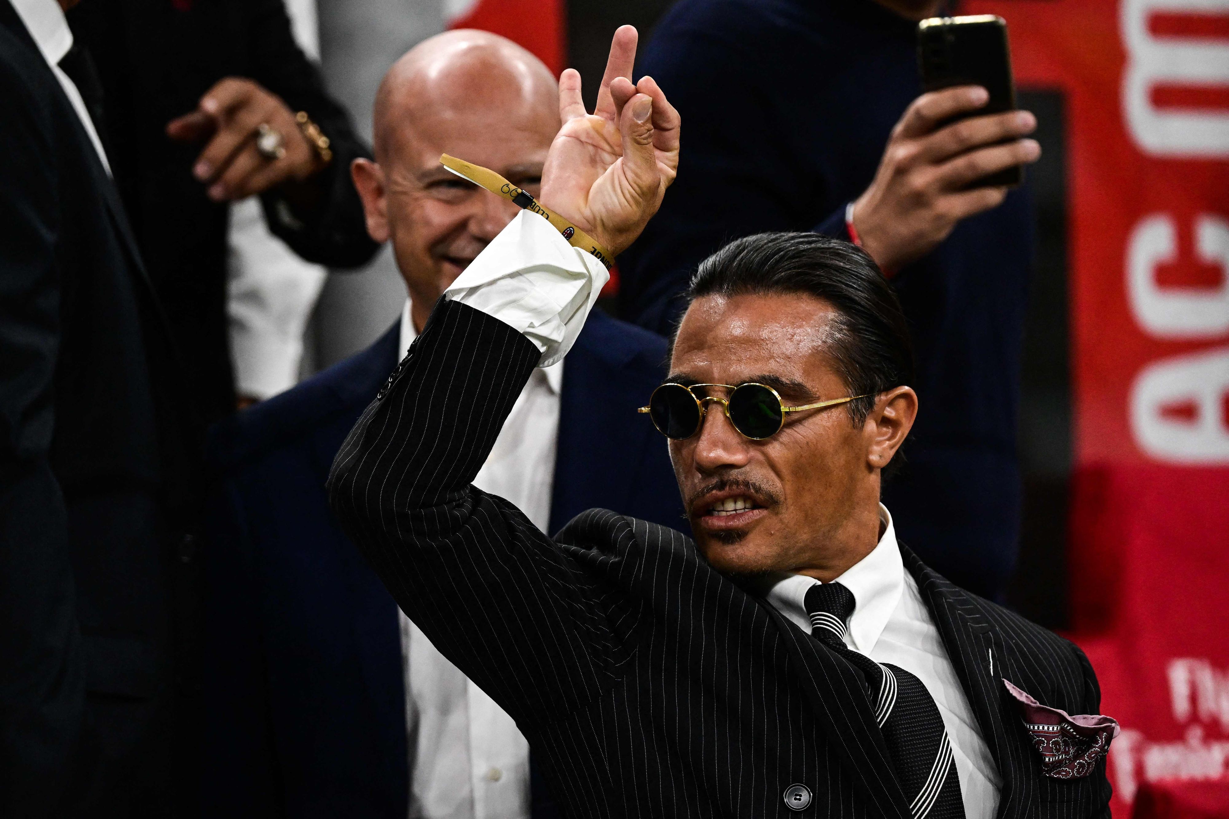 Download von www.picturedesk.com am 06.12.2022 (11:53).  Turkish butcher, chef, food entertainer and restaurateur, Nusret Gokçe, nicknamed Salt Bae, attends the Italian Serie A football match between AC Milan and Napoli on September 18, 2022 at the San Siro stadium in Milan. (Photo by MIGUEL MEDINA / AFP) - 20220918_PD12471 - Rechteinfo: Rights Managed (RM) Nur fÃ¼r redaktionelle Nutzung! Werbliche Nutzung erfordert Freigabe: bitte schicken Sie uns eine Anfrage.