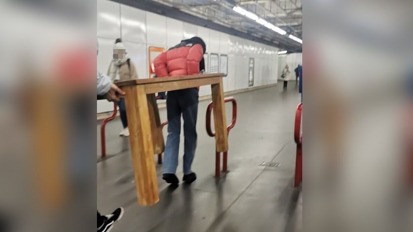 Wiener mühen sich auf Zehenspitzen mit Tisch durch Öffis