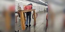 Wiener tragen Tisch auf Zehenspitzen durch Öffi-Trakt