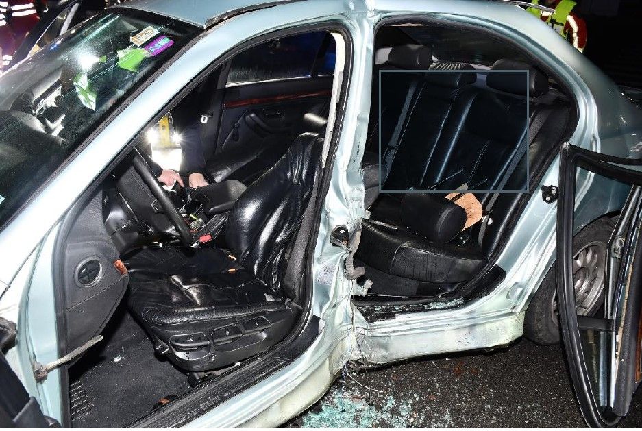 Die junge Frau musste aus dem Fahrzeug befreit werden.