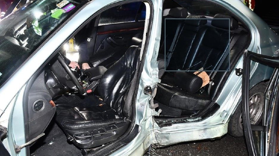 Die junge Frau musste aus dem Fahrzeug befreit werden.