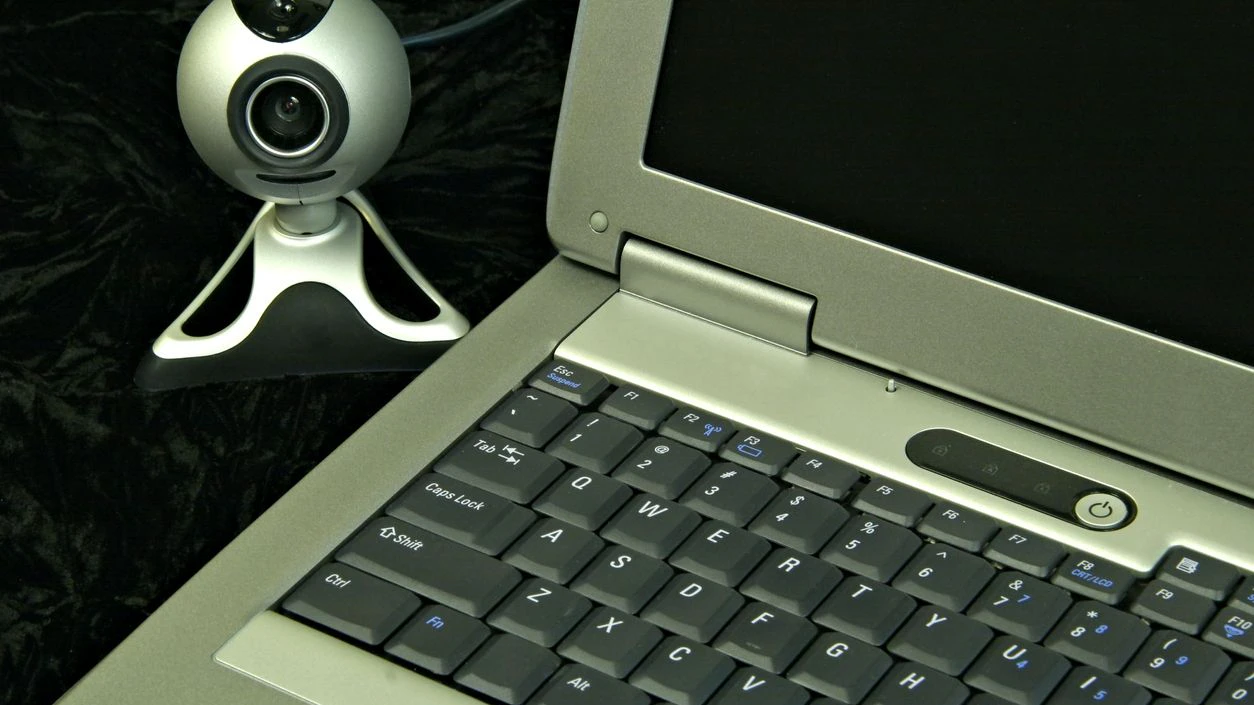Sextortion setzt sich aus den Wörtern "Sex" und "Extortion" (Erpressung) zusammen.