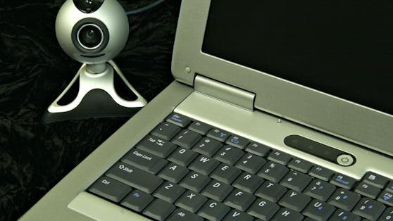 Sextortion setzt sich aus den Wörtern "Sex" und "Extortion" (Erpressung) zusammen.