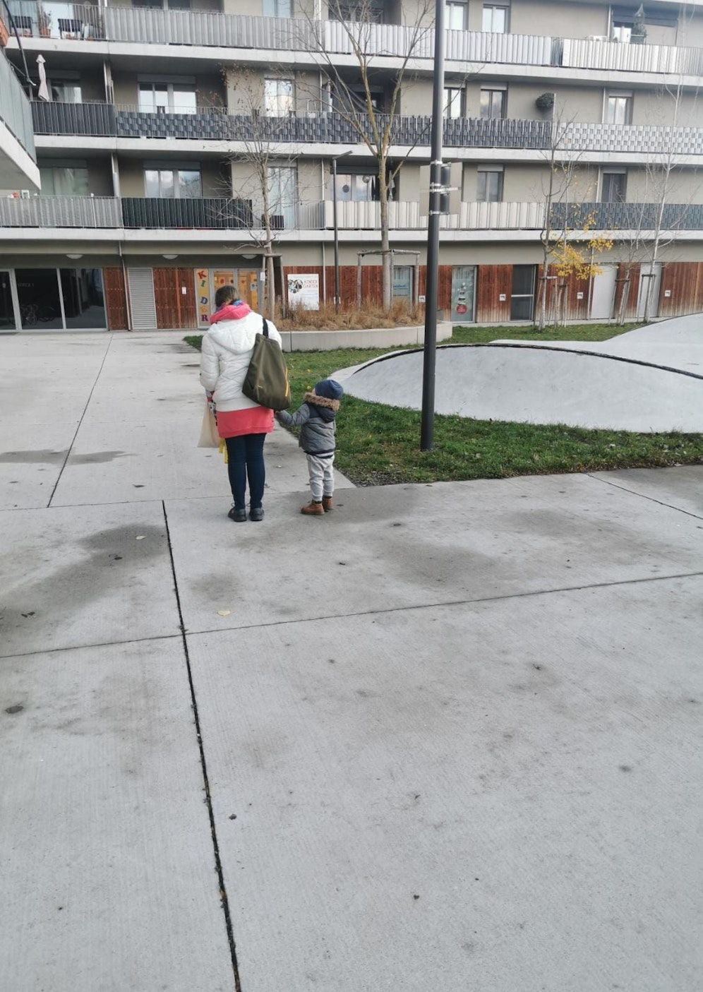 Die Mama (42) von Sebastian (4, re.) am Dienstagnachmittag: Da hatte sich der Kleine vom Schock schon erholt.