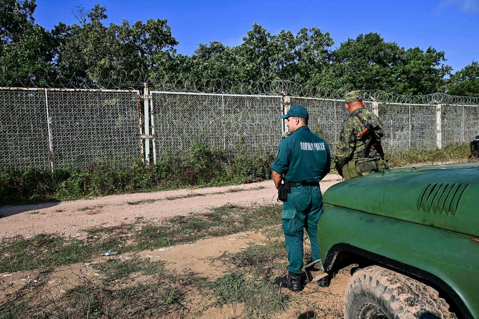 Ein bulgarischer Polizei-Beamter an der Grenze zur Türkei im September 2022.