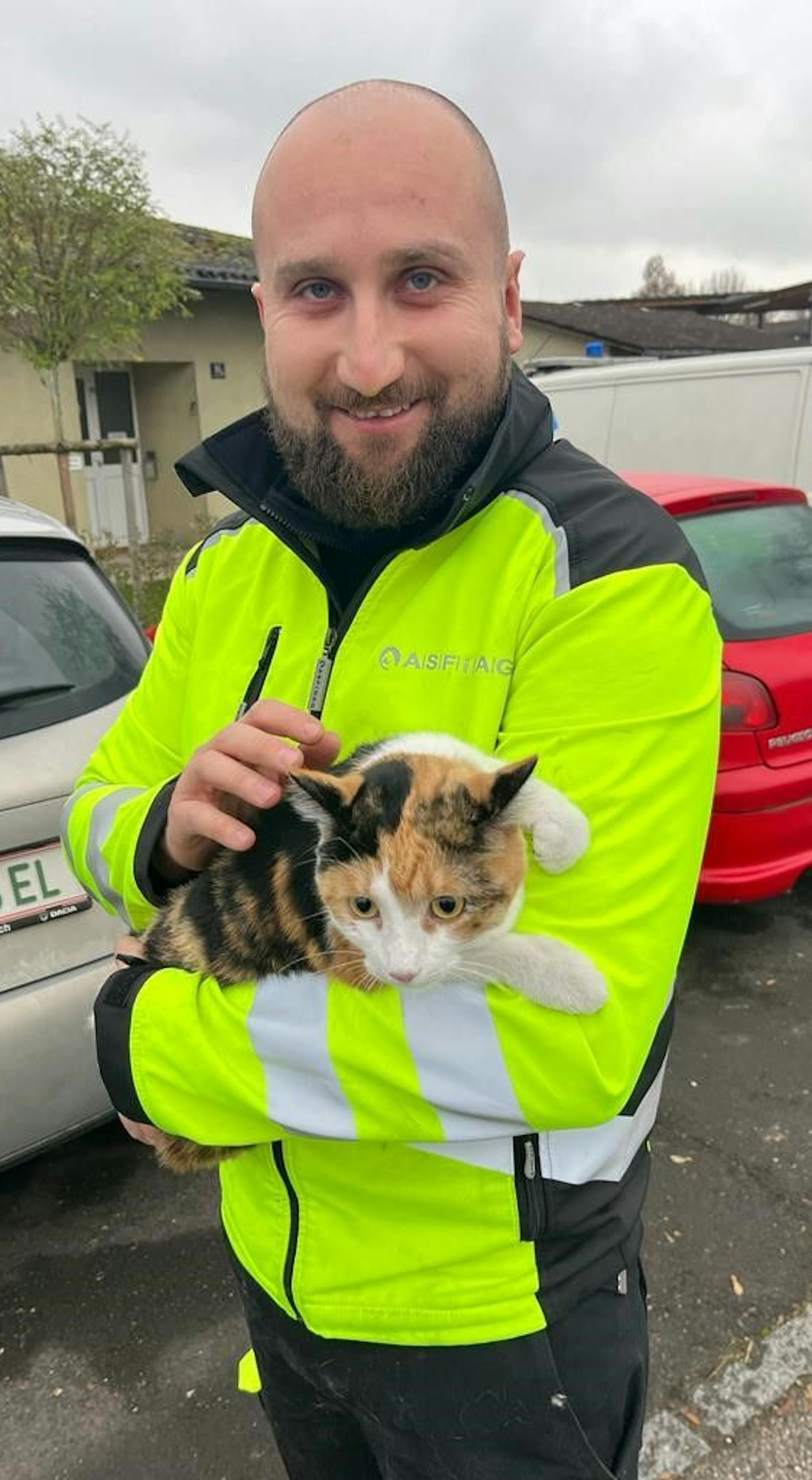 Michael Waidmayr rettet mit einem Kollegen die Katze.